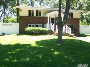 40 Lodge Ln, East Setauket, NY 11733