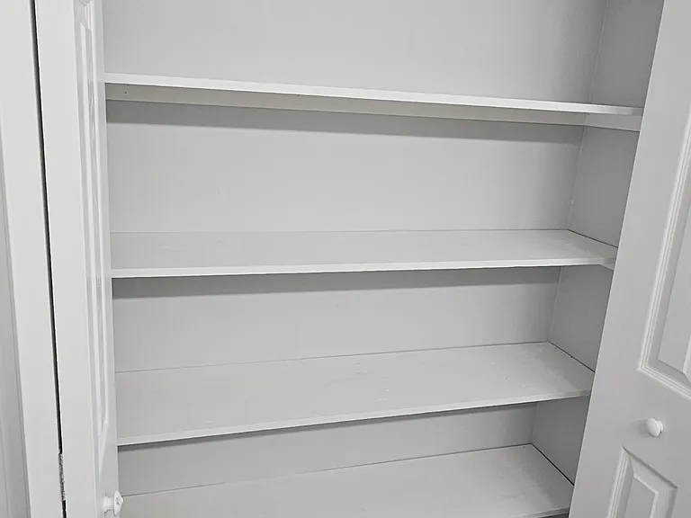 Bathroom upstairs - shelves