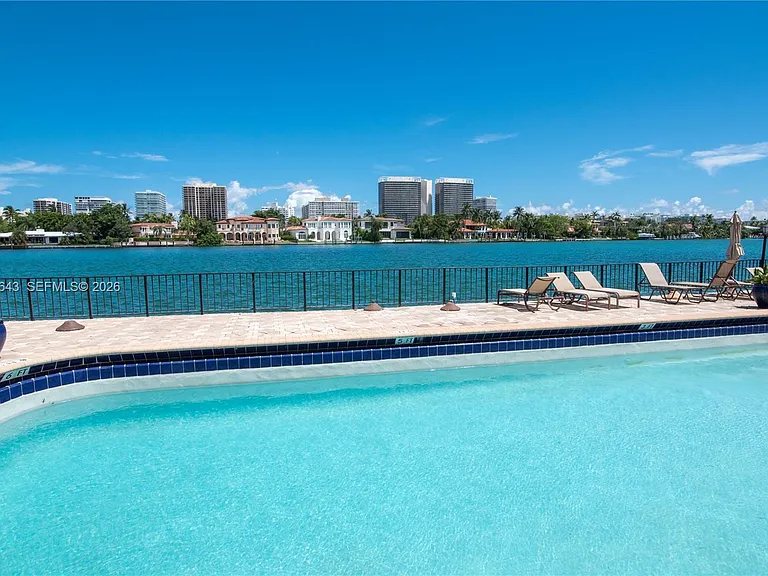 10101 E Bay Harbor Dr #404 — Photo 2
