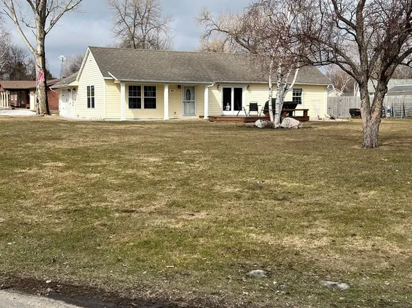 905 N Minnesota St, Warren, MN 56762
