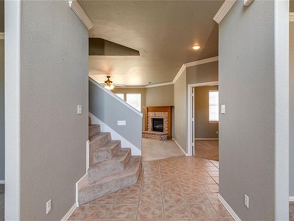 5th image of 225 Elm Ln