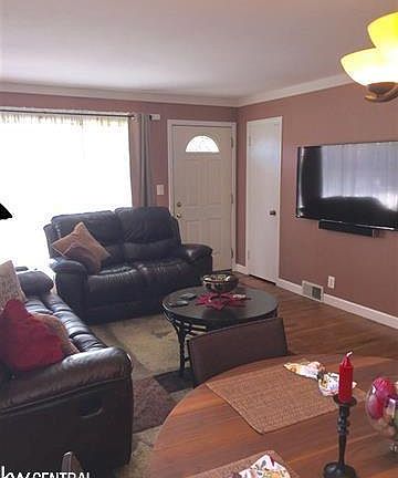 3rd image of 28350 Fountain St
