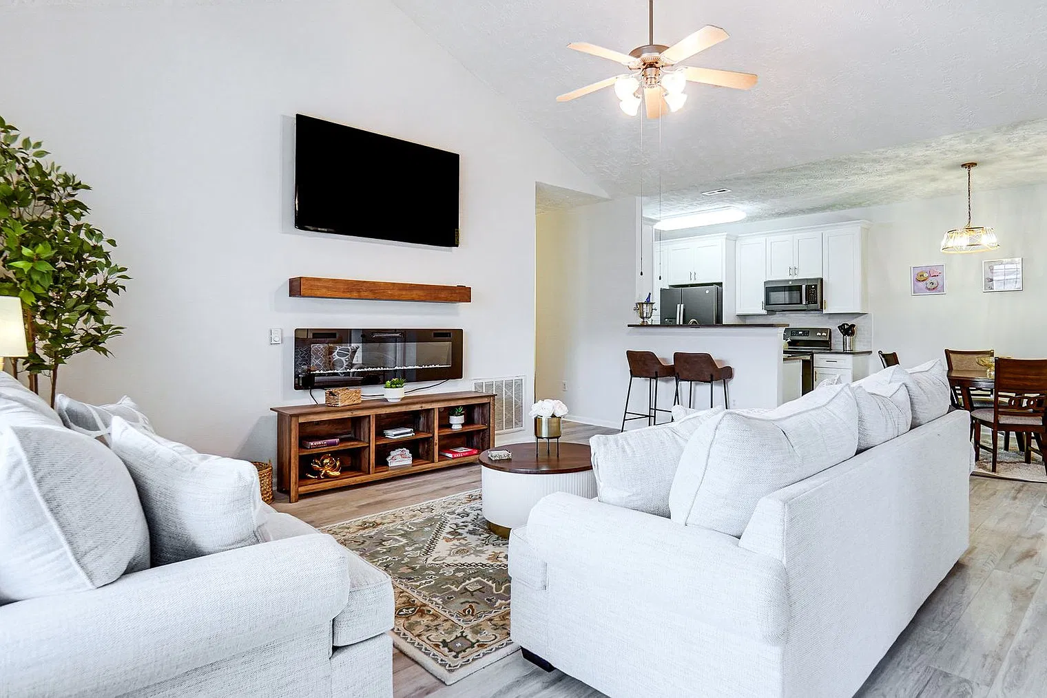 3 bed, 2.0 bath, 1528 sqft, $2,386 — Photo 4