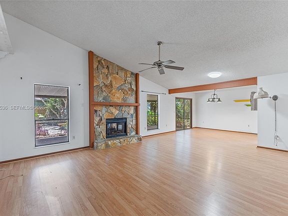 4th image of 8155 Glenbrooke Ct