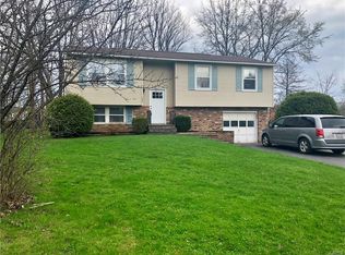 105 Colchester Cir, Minoa, NY 13116