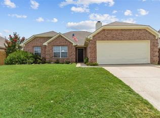 825 Countryside Dr, Aubrey, TX 76227