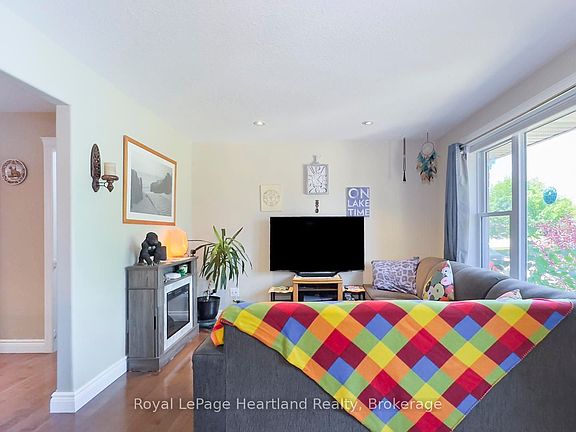 5th image of 39 Balvina Dr W