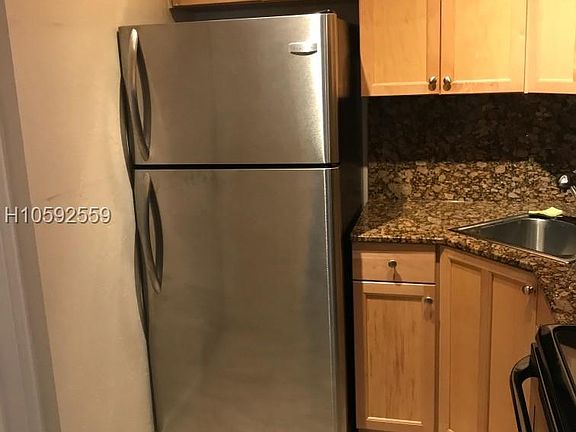 4th image of 2424 SE Seventeen Street Cswy #114B