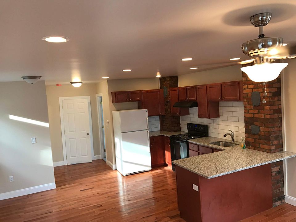 2nd image of 903 23rd St APT 2