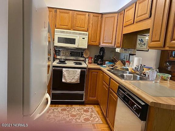 4th image of 208 Country Club Villa Drive