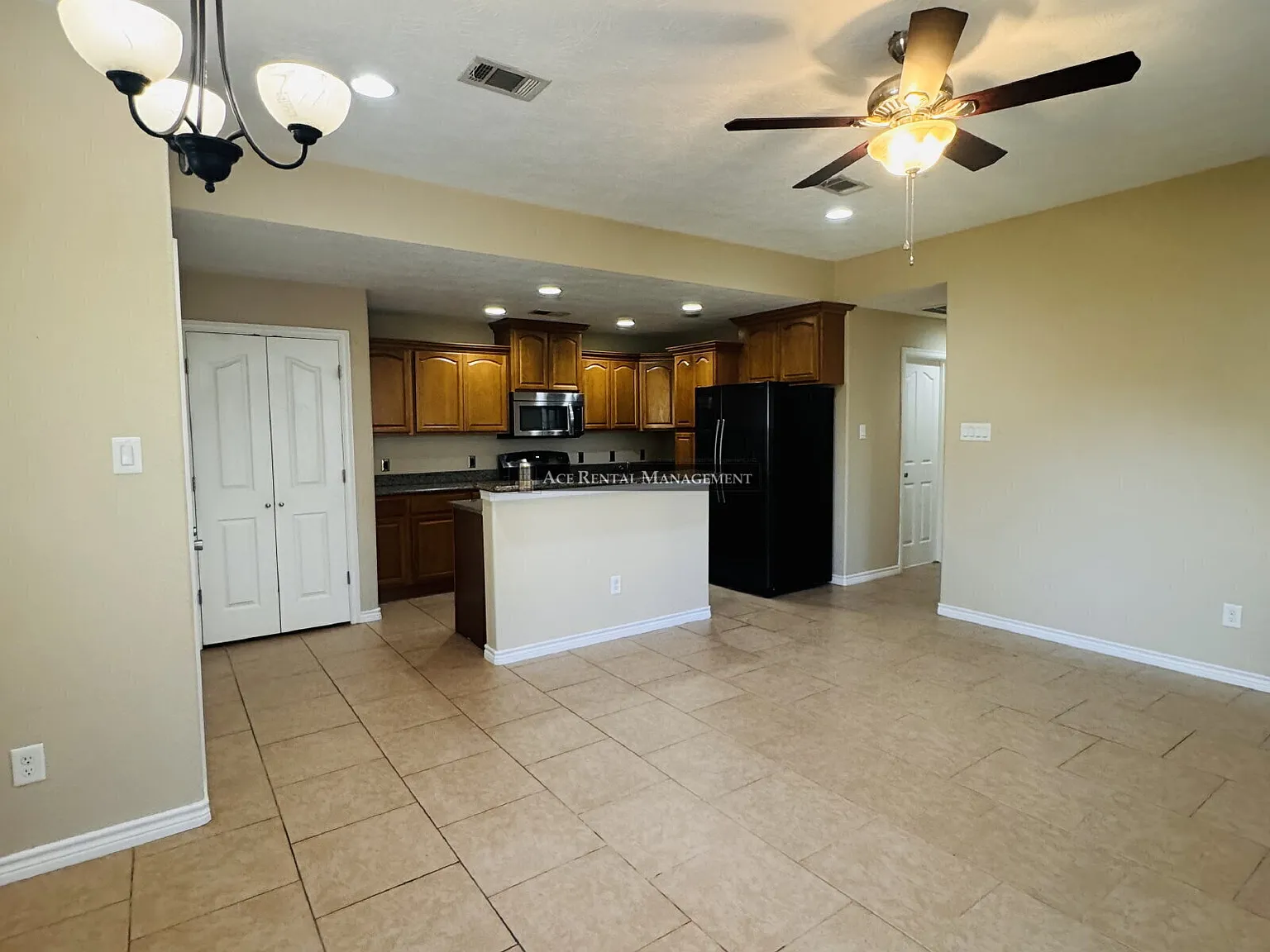 Charming 3-Bed Haven with Granite Elegance in Nederland Your Perfect Retreat! — Photo 2