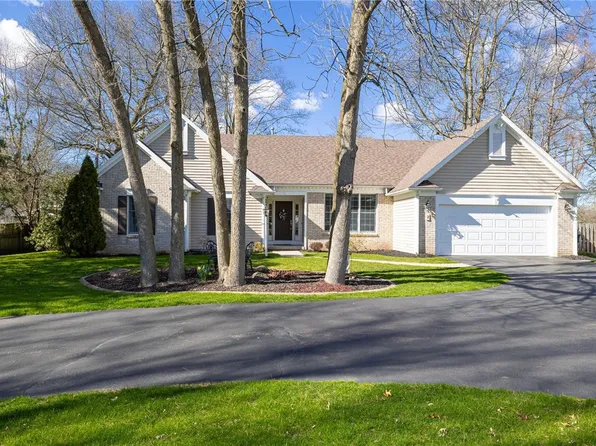 2 Gaskin Pl, Pittsford, NY 14534