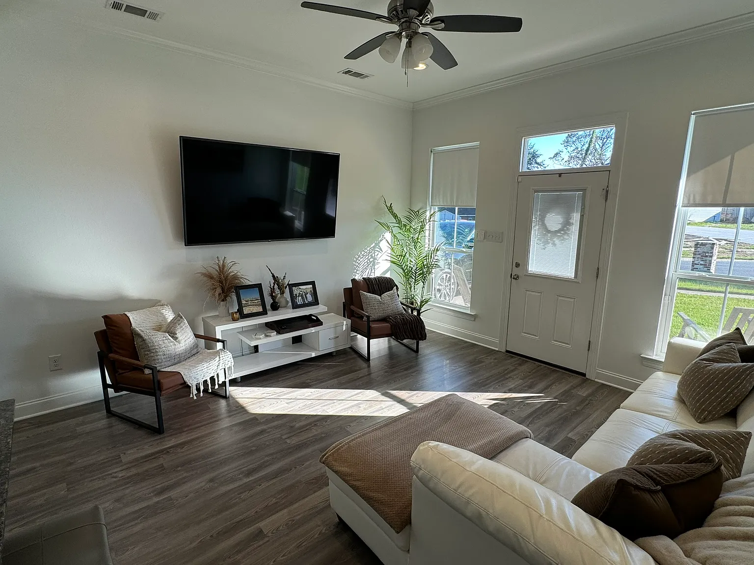 3 bed, 1250 sqft, $2,200 — Photo 3