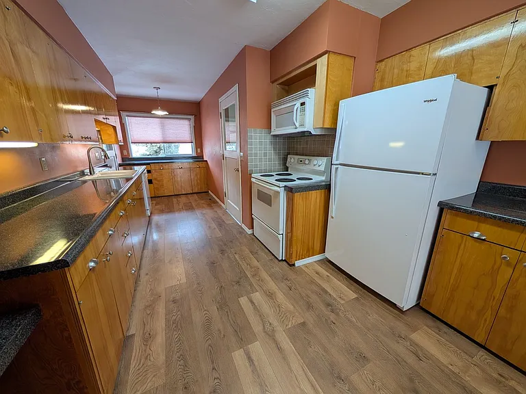 722 Bryden Ave — Photo 2