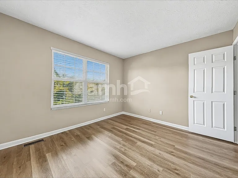 924 Bamburgh Dr — Photo 17