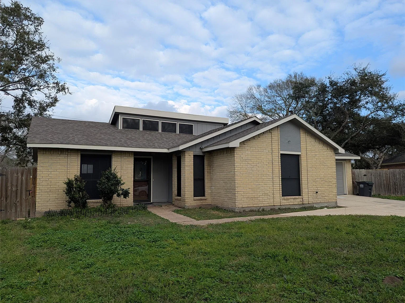 3 bed, 2.0 bath, 1136 sqft, $2,000 — Photo 1