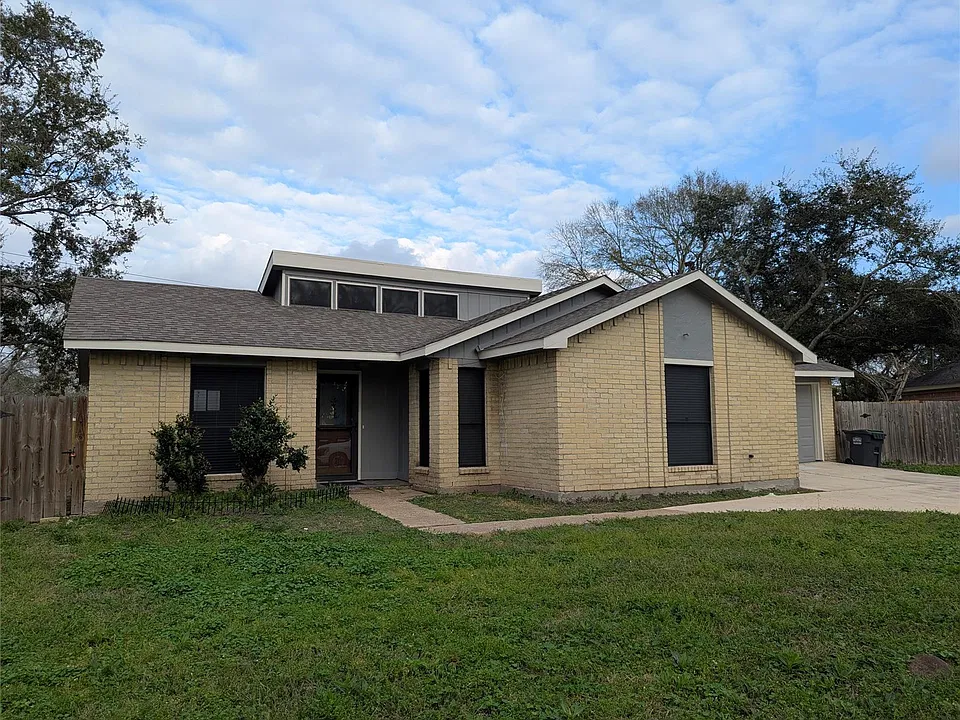 1601 Live Oak Hollow St