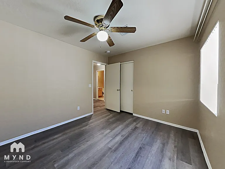 685 E Cantebria Dr — Photo 16