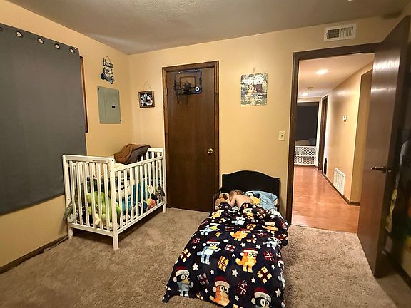 4th image of 723 1/2 N Cliff Dr