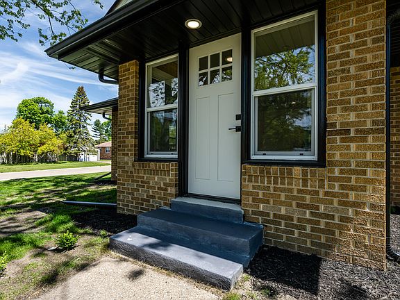 4th image of 1503 Langley Ave