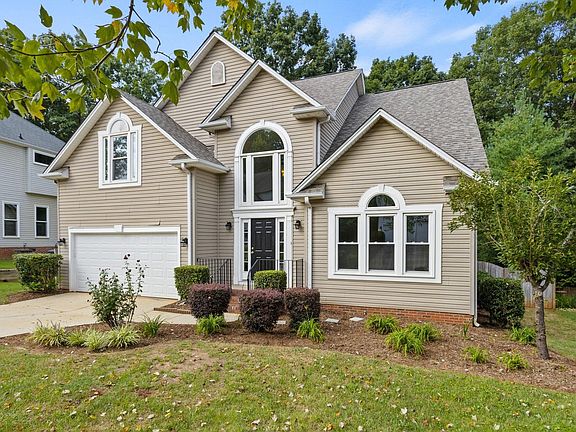 2nd image of 117 E Glohaven Pl