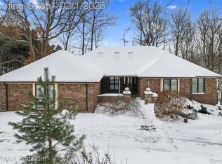 8760 Dann Dr, Brighton, MI