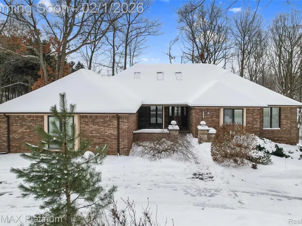 8760 Dann Dr, Brighton, MI 48114