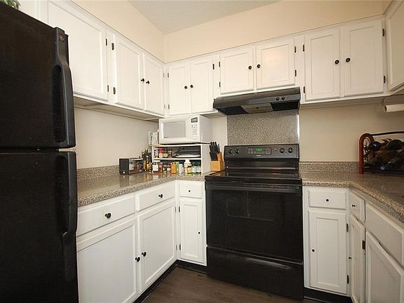 5th image of 422 Cedarwood Dr #422