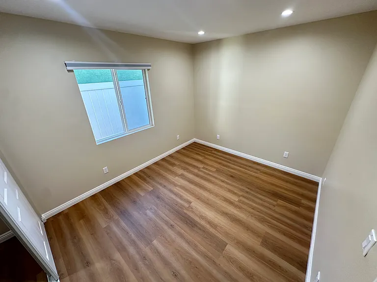 10644 1/2 Pinewood Ave — Photo 11
