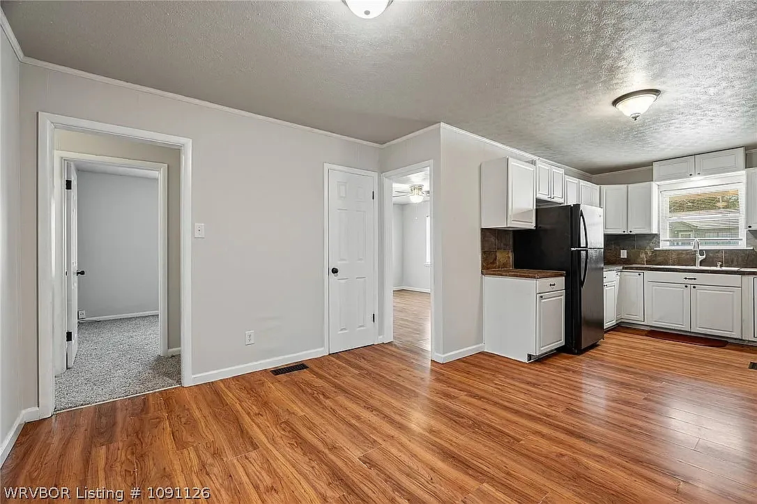 3 bed, 1.5 bath, 1066 sqft, $1,300 — Photo 4