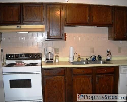 3rd image of 805 S Buckingham Ct