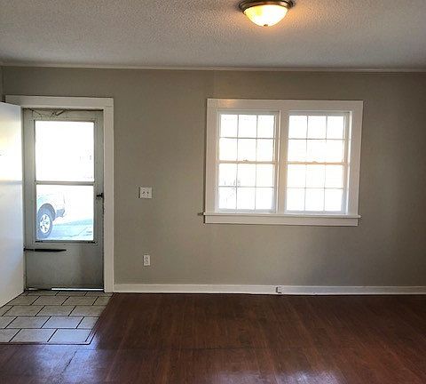 3rd image of 114 E Lokey Ave APT B