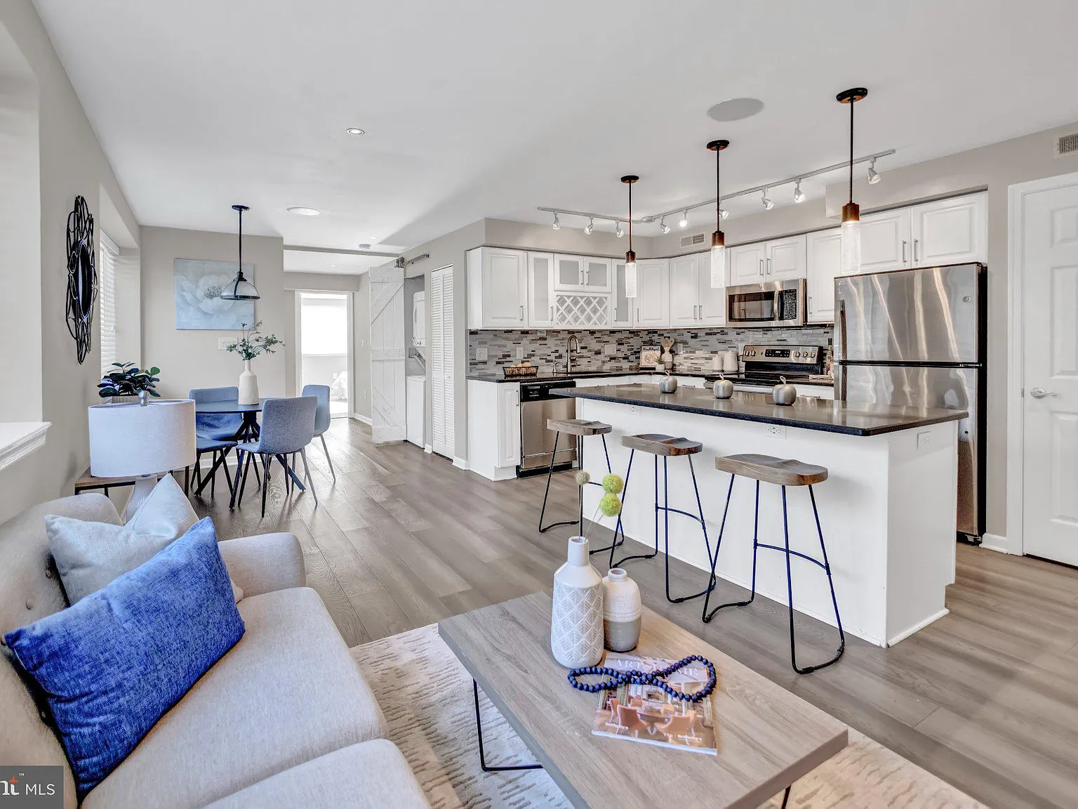 2 bed, 2.0 bath, 929 sqft, $2,450 — Photo 2