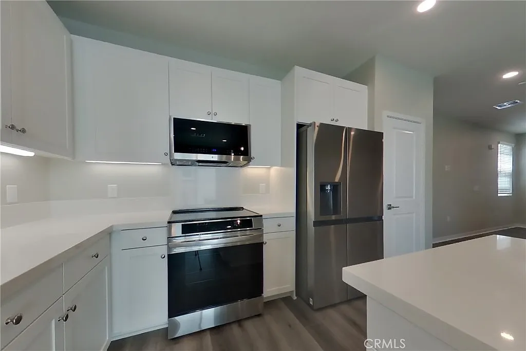 4 bed, 2.5 bath, 1699 sqft, $3,399 — Photo 4