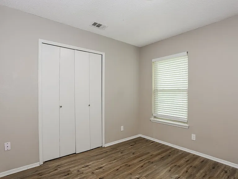 511 Rosewood Ln — Photo 12