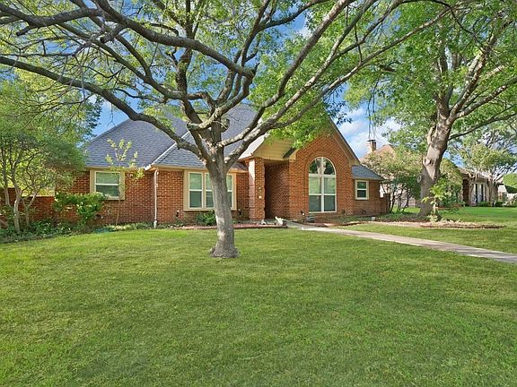 3rd image of 1122 Chimneyrock Trl