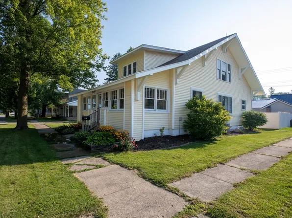 402 N Main St, Bourbon, IN 46504