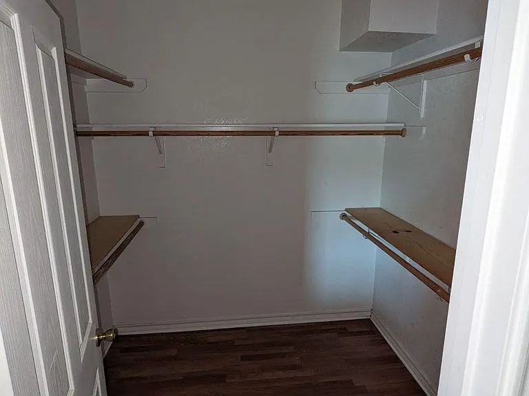 866 Lakeview Dr — Photo 3