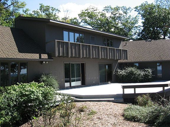 Plenty of room for outdoor entertaining and great views