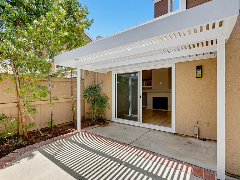 54 Sandalwood — Photo 43