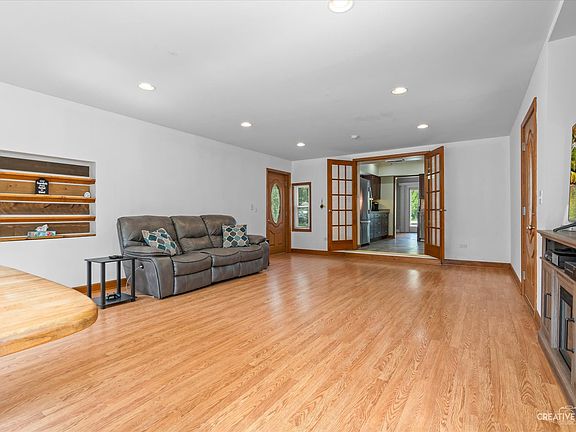 3rd image of 5726 Howard Ave