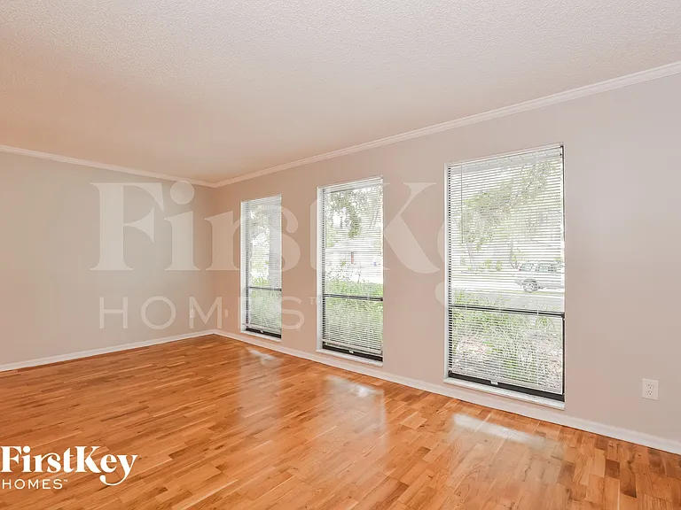111 Slade Dr — Photo 9