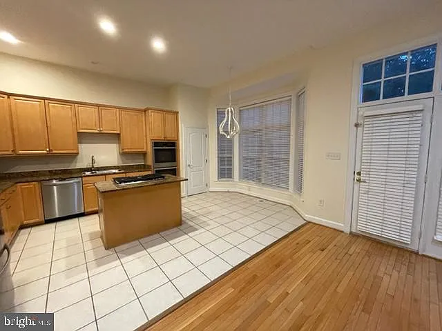 3 bed, 3.5 bath, 2235 sqft, $3,900 — Photo 4