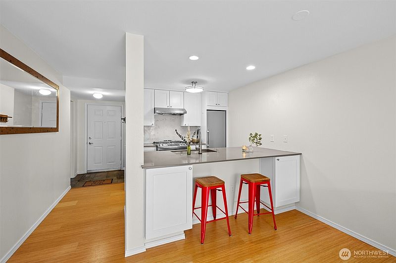 4th image of 520 2nd Avenue W #201