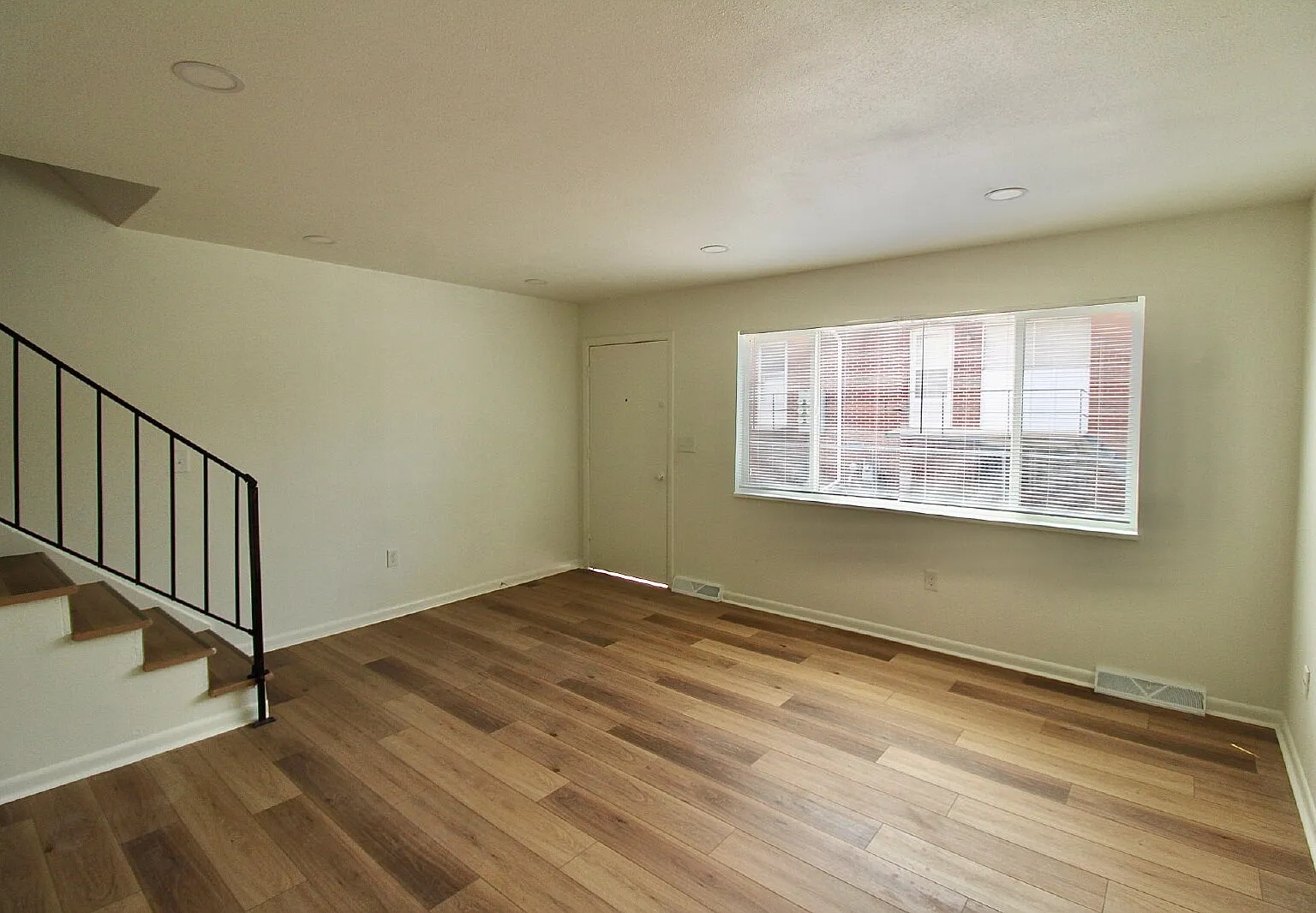Updated 2BD/1BA Townhome with AC and In-Unit Laundry — Photo 4