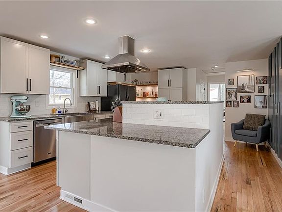 5th image of 504 W 89th Ter