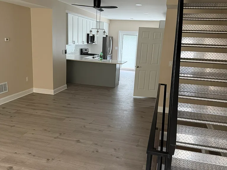 2709 E Monmouth St — Photo 2