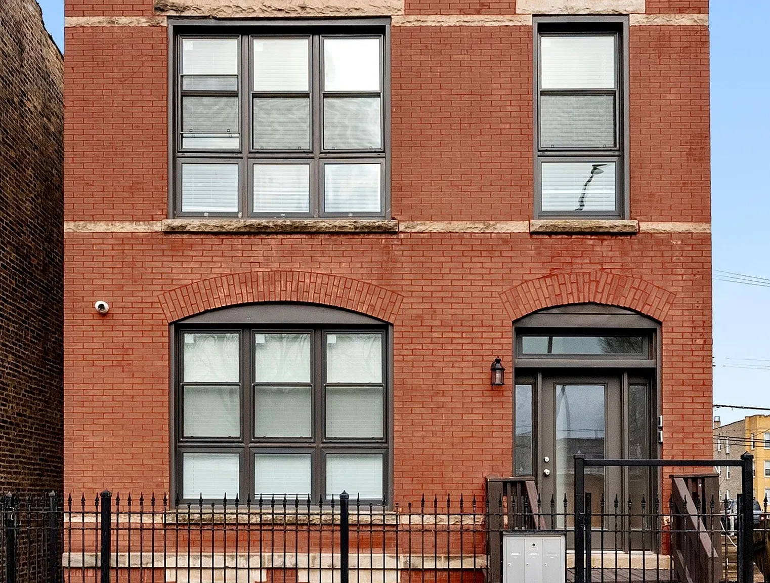 2 bed, 1000 sqft, $2,050 — Photo 2