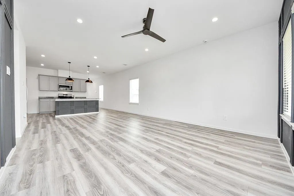 3 bed, 2.5 bath, 1919 sqft, $2,350 — Photo 4