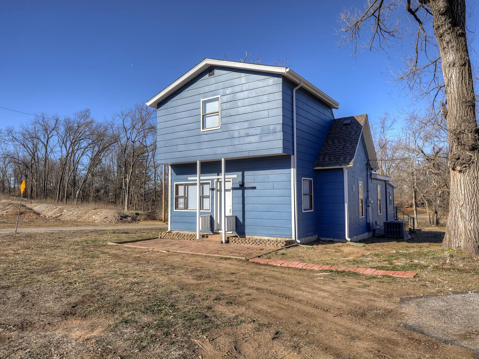 3 bed, 1.5 bath, 1112 sqft, $1,200 — Photo 2